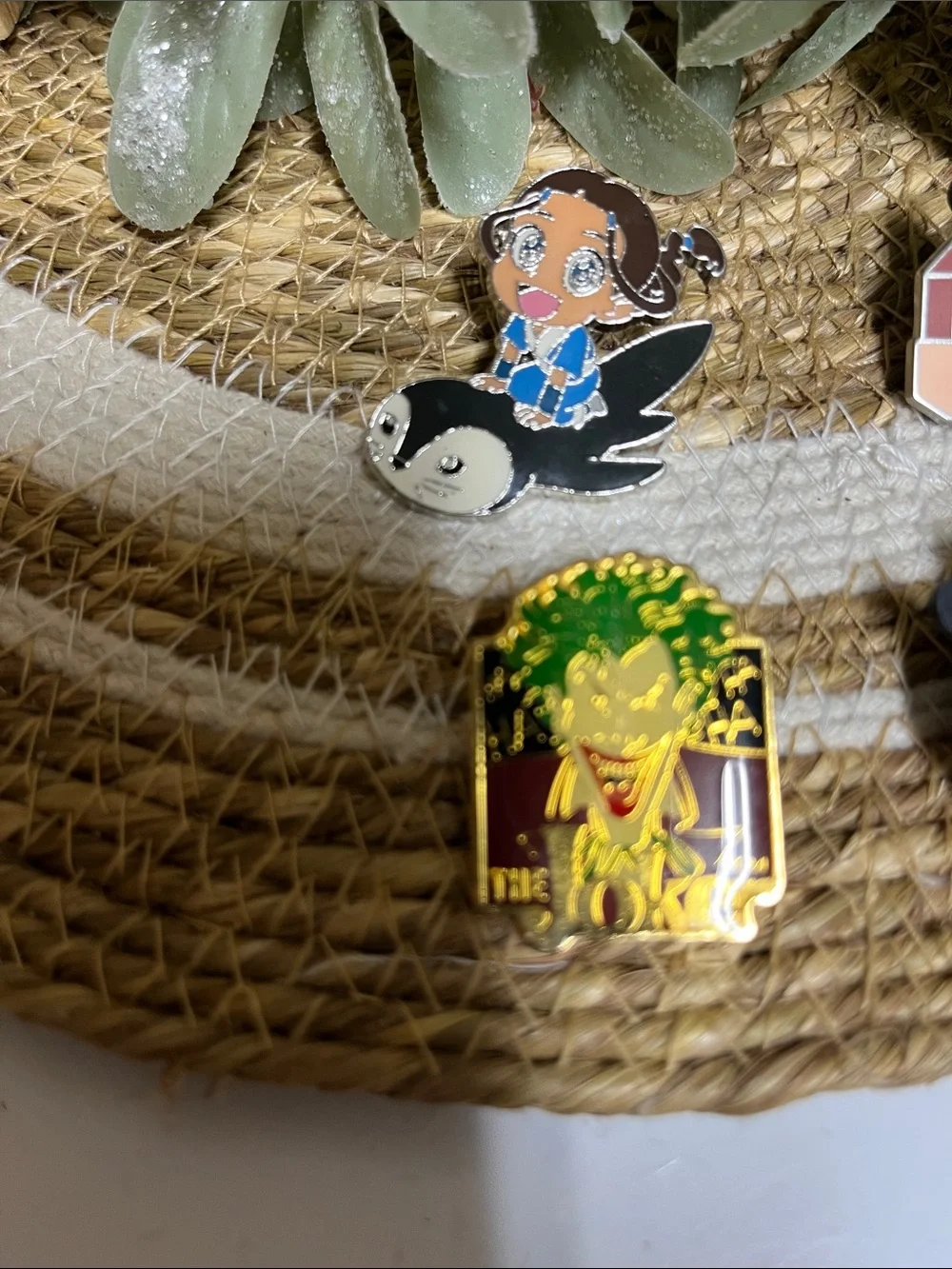 Disney/Comics/Viacom pins. All in good condition
